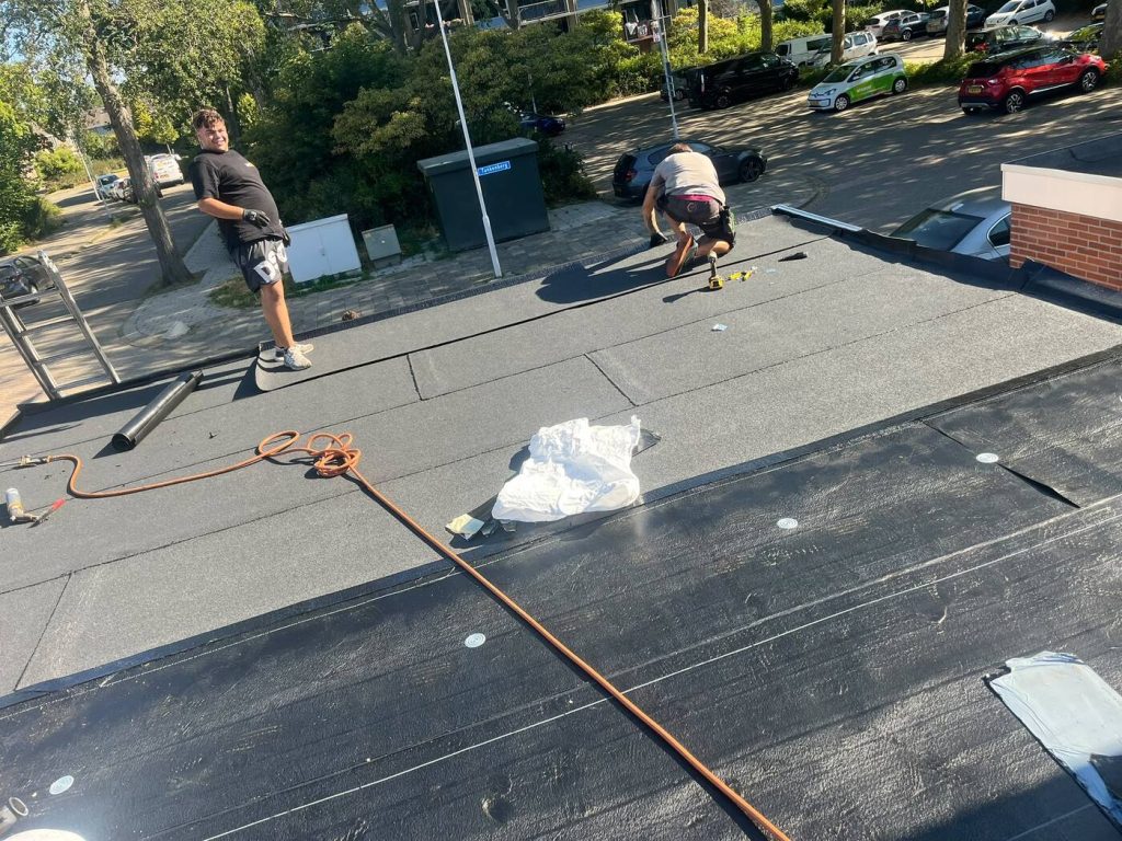 Plat dak vernieuwen in Zoetermeer door VDH Dakonderhoud